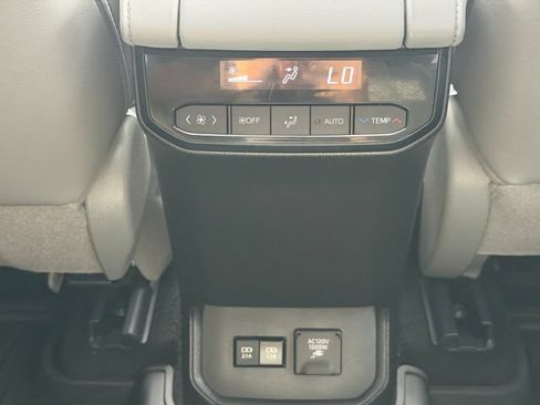 Used 2021 Toyota Highlander Limited FWD image 17