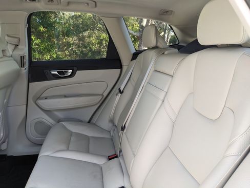 Used 2020 Volvo XC60 T6 Momentum image 21