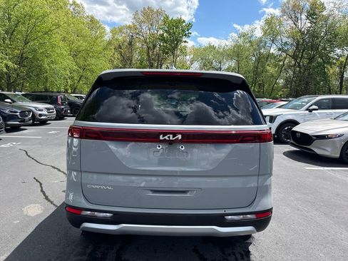 Used 2024 Kia Carnival EX FWD image 4