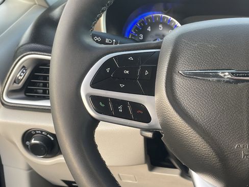 Used 2022 Chrysler Voyager LX image 19