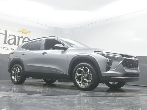 Used 2024 Chevrolet Trax LT w/ LT Convenience Package FWD image 2