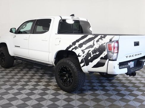Used 2022 Toyota Tacoma TRD Sport w/ Technology Package RWD image 6