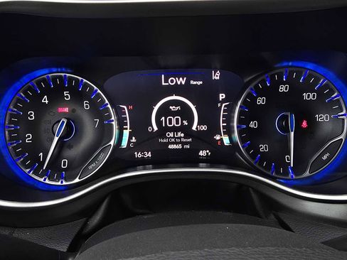 Used 2024 Chrysler Pacifica Touring-L FWD image 27