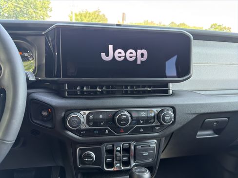 Used 2024 Jeep Wrangler Unlimited w/ Convenience Group AWD/4WD image 19