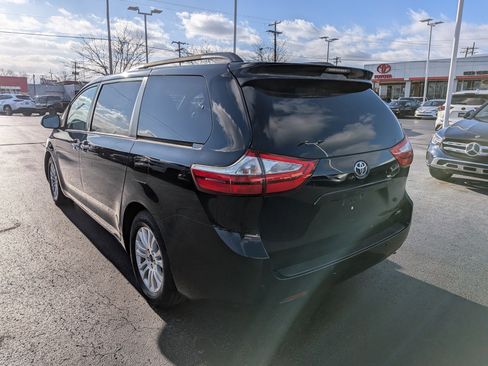 Used 2015 Toyota Sienna XLE image 9