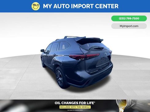Used 2022 Toyota Highlander XLE AWD/4WD image 4