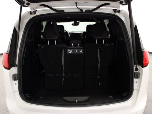 Used 2018 Chrysler Pacifica Touring-L Plus w/ Advanced Safetytec Group FWD image 12