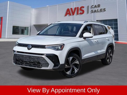 Used 2025 Volkswagen Taos SE AWD/4WD image 1