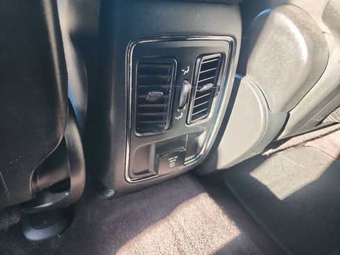 Used 2018 Jeep Grand Cherokee Laredo image 28