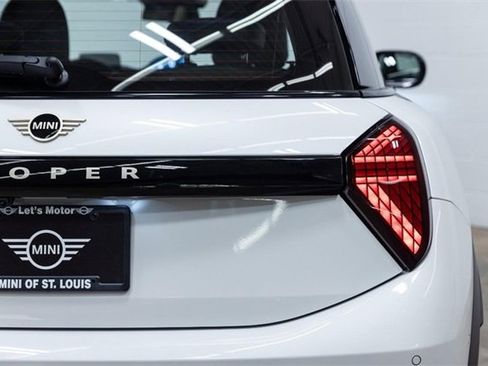 Certified 2025 MINI Cooper 2-Door Hardtop image 11