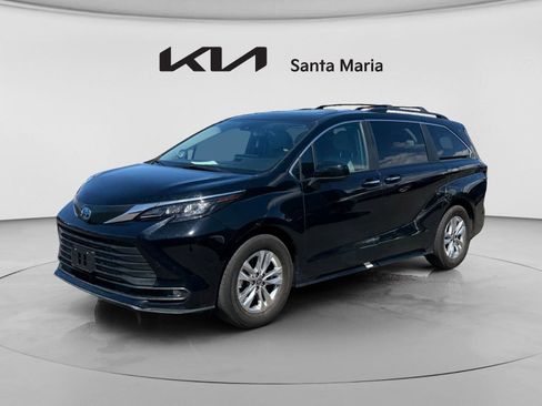 Used 2025 Toyota Sienna XLE w/ XLE Plus Package image 3