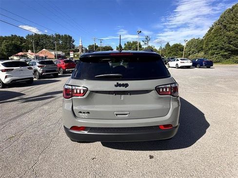 Used 2023 Jeep Compass Latitude AWD/4WD image 7