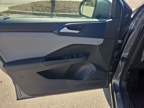 Used 2023 Volkswagen Taos SE w/ Panoramic Sunroof Package image 28