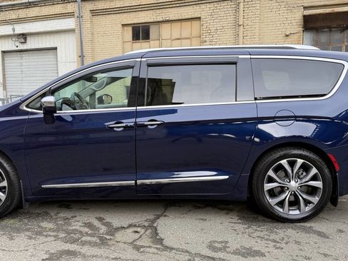 Used 2017 Chrysler Pacifica Limited w/ Tire & Wheel Group image 26