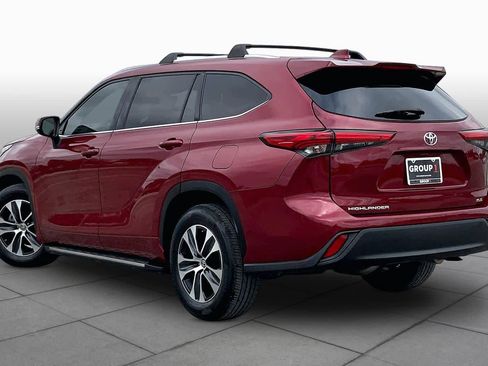 Used 2021 Toyota Highlander XLE FWD image 12