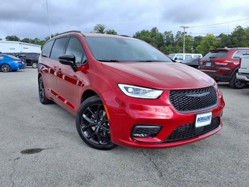 New 2026 Chrysler Pacifica Limited w/ S Appearance Package image 2