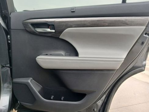 Used 2020 Toyota Highlander Platinum image 23