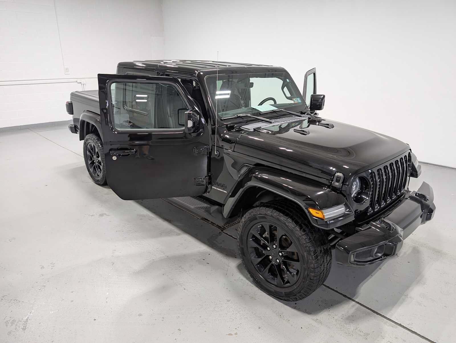 Used 2023 Jeep Gladiator Overland AWD/4WD image 15