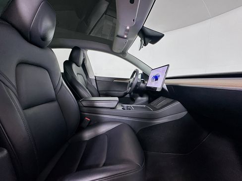 Used 2023 Tesla Model Y Long Range image 32