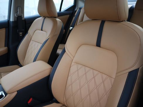 Used 2025 Nissan Sentra SV w/ SV Premium Package image 18