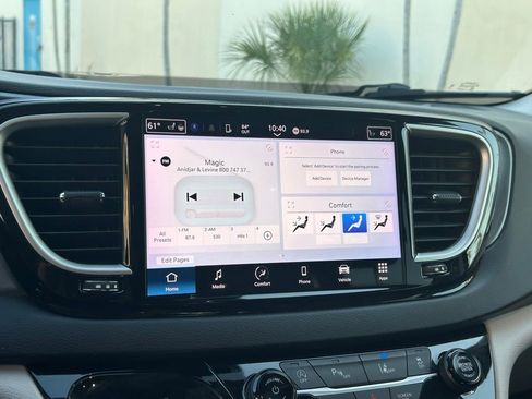 Used 2023 Chrysler Pacifica Touring-L image 25