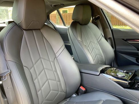 Used 2025 BMW i5 eDrive40i w/ Premium Package image 40