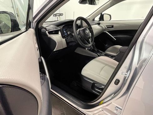 Used 2025 Toyota Corolla Cross LE image 3