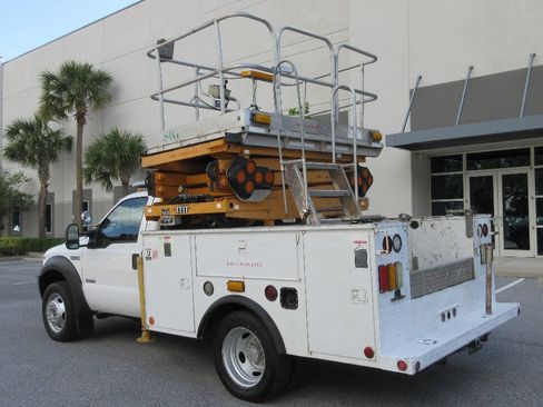 Used 2007 Ford F550 2WD Regular Cab Super Duty image 3