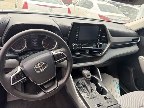 Used 2022 Toyota Highlander L FWD image 12