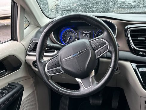 Used 2019 Chrysler Pacifica Touring-L image 18