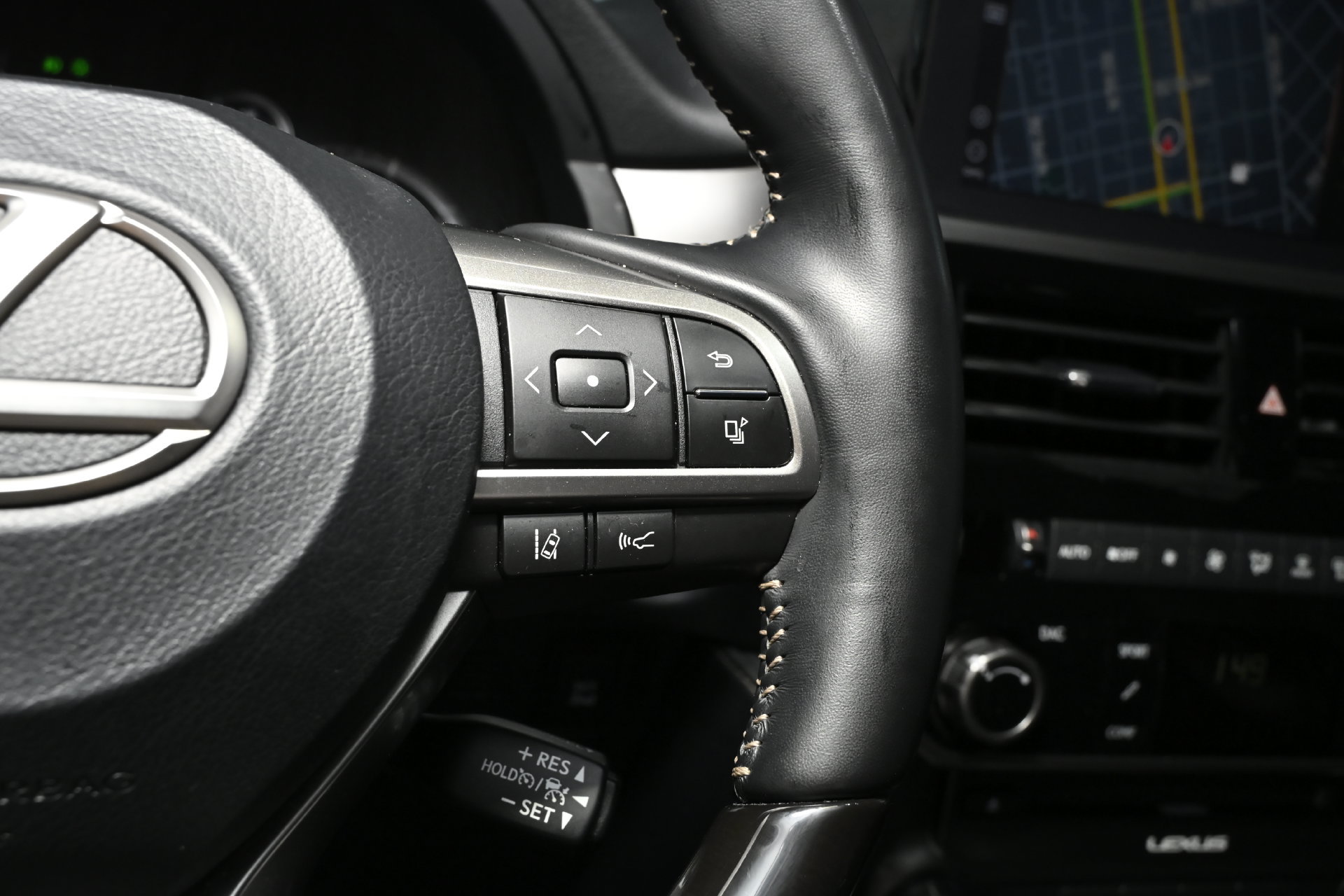 Used 2023 Lexus GX 460 Luxury w/ Sport Design Package AWD/4WD image 29