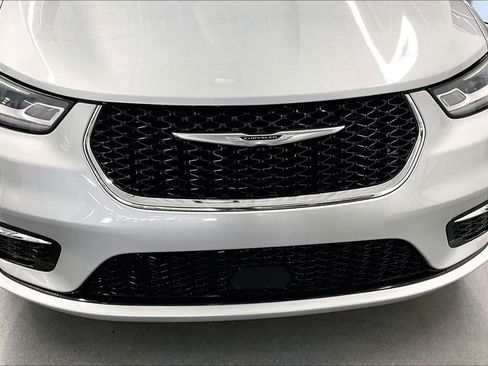 Used 2023 Chrysler Pacifica Touring-L FWD image 30