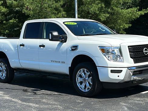 Used 2024 Nissan Titan SV w/ SV Convenience Package image 2