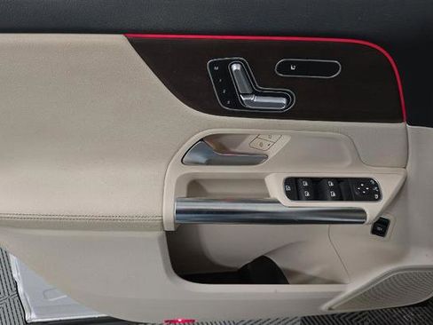 Used 2022 Mercedes-Benz GLA 250 4MATIC w/ Premium Package Lite image 9