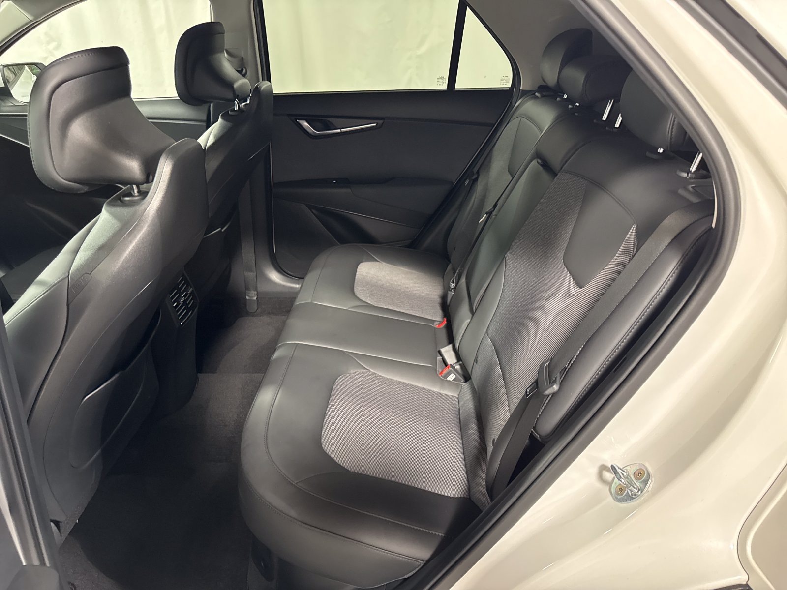 Used 2023 Kia Niro EX FWD image 5