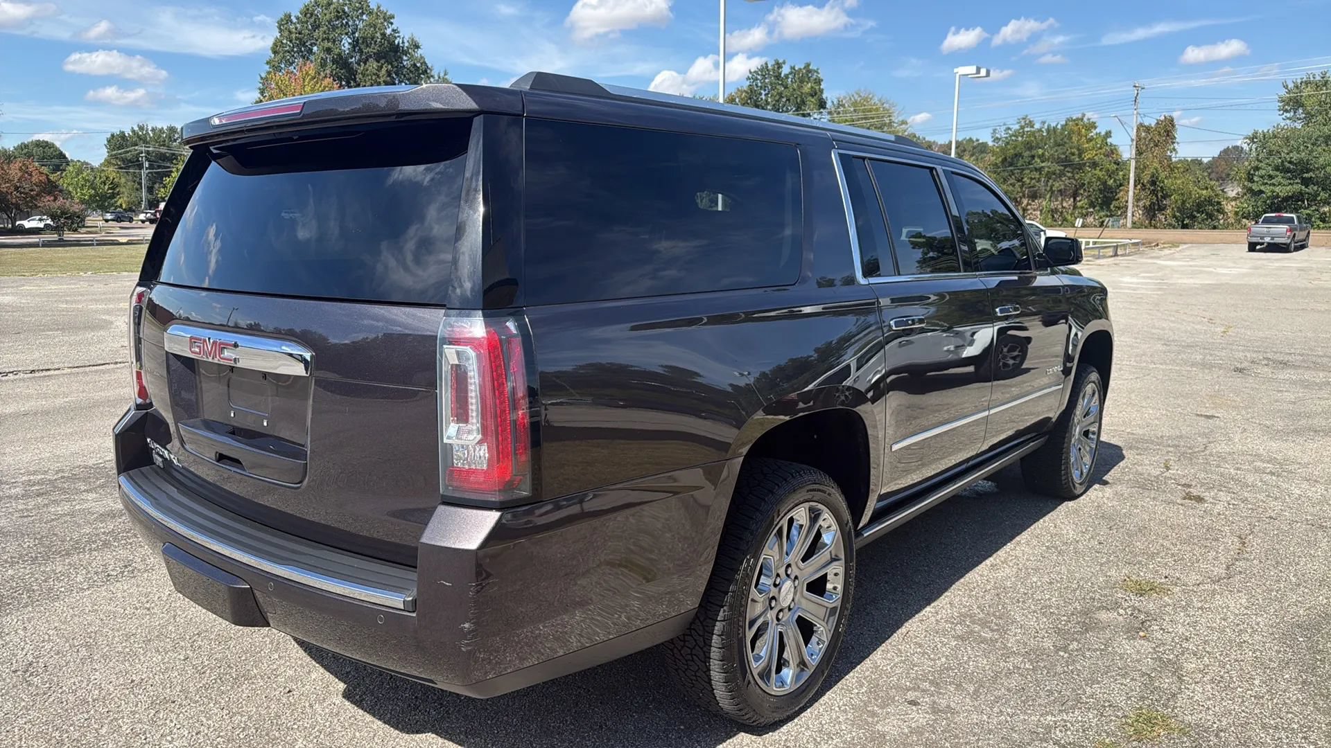 Used 2015 GMC Yukon XL Denali w/ Premium Package AWD/4WD image 8