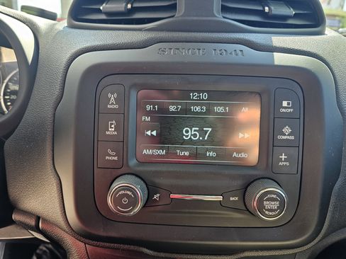 Used 2016 Jeep Renegade Latitude w/ Popular Equipment Group image 21