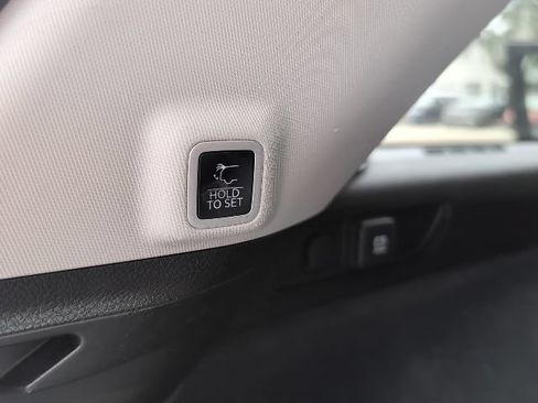 Used 2023 Jeep Grand Cherokee Overland w/ Rear Seat Video Group I AWD/4WD image 30