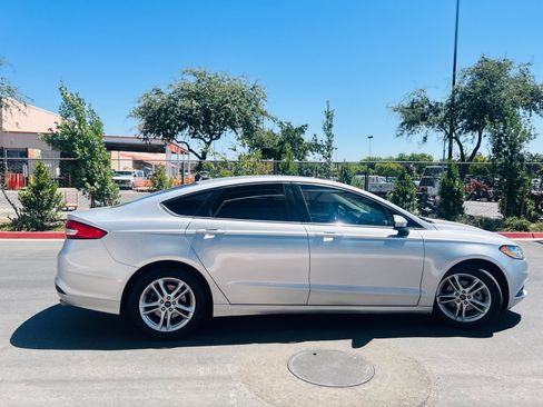 Used 2018 Ford Fusion SE FWD image 6