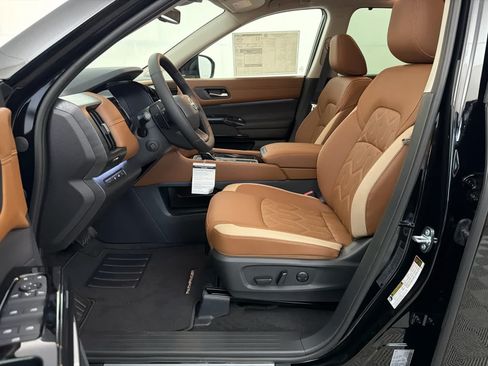 New 2026 Nissan Pathfinder Platinum FWD image 14