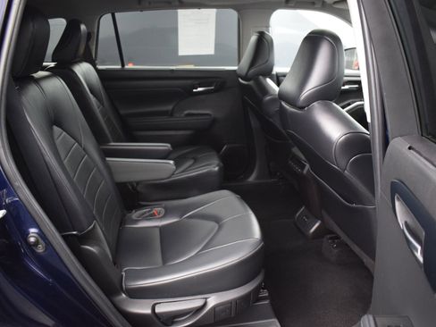 Used 2022 Toyota Highlander XLE image 11