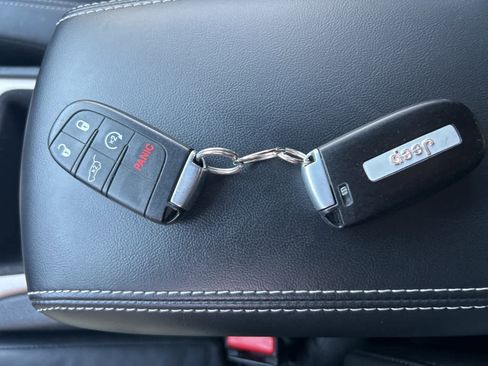 Used 2017 Jeep Grand Cherokee Limited image 43