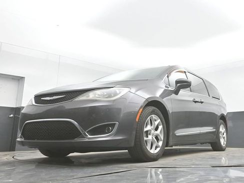 Used 2017 Chrysler Pacifica Touring-L Plus w/ Tire & Wheel Group FWD image 29