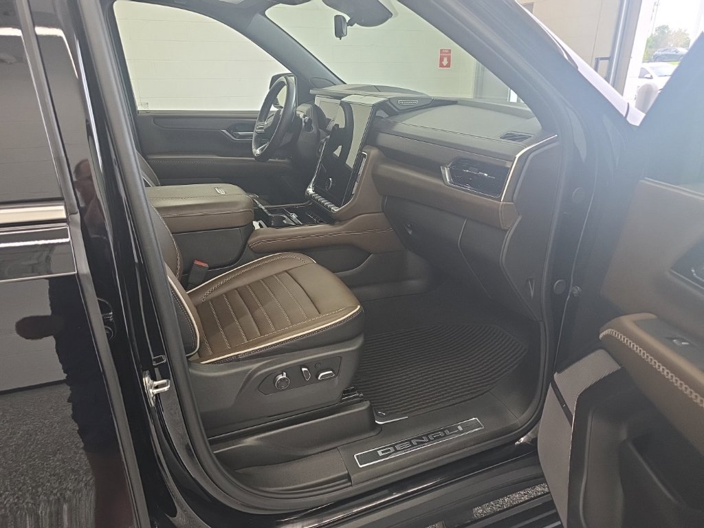 Used 2025 GMC Yukon Denali Ultimate AWD/4WD image 11