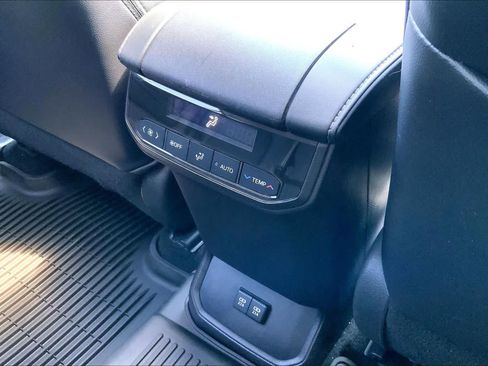 Used 2021 Toyota Highlander XLE AWD/4WD image 35