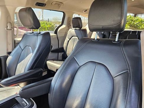Used 2022 Chrysler Pacifica Touring-L image 11