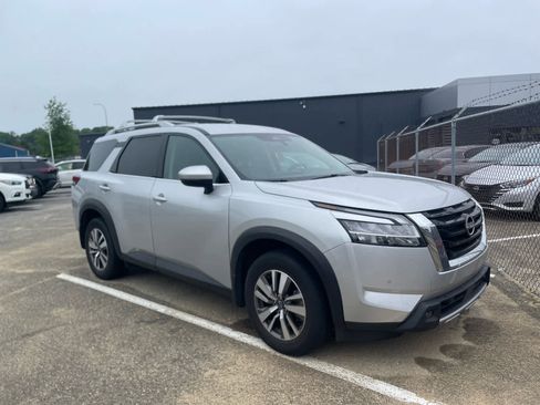 Used 2023 Nissan Pathfinder SL w/ Lighting Package (N92) AWD/4WD image 2