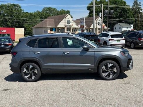 New 2025 Volkswagen Taos SE image 3