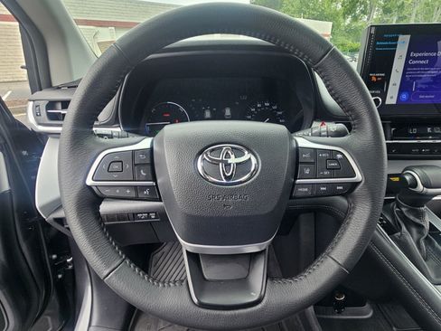 Certified 2025 Toyota Sienna XLE FWD image 24