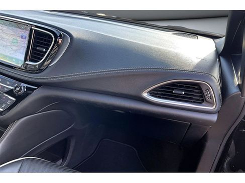 Used 2025 Chrysler Pacifica Limited image 18